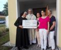 Bild: exb
Schwester Eobarda wurde ein Scheck über 4000 Euro überreicht.