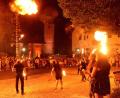 Bild: bey
Feuerbälle aus Menschenmund geben dem Tännesberger Marktplatz eine besondere Art der Beleuchtung.