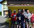 Bild: buc
Gastgeberin Anni Gießübl, Familie Laux und Feldkeller und Gabriele Buchbinder von der Touristinfo Eslarn bei der Ehrung der Gäste zum 25. Aufenthalt. Als Geschenke gab es Tassen und Bierkrüge.