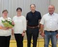 Bild: ohr
Zum Schuljahrsende 2018/2019 scheidet Lutz Böhnisch (Zweiter von links) als Vorsitzender des Elternbeirats nach fast zehnjähriger Amtszeit aus. Stellvertretende Schulleiterin Sabine Bleistein (rechts daneben ) wechselt nach Amberg. Pfarrer Gerhard Wagner (Zweiter von rechts) setzt ab dem Schuljahr 2019/2020 mit der Unterrichtung im Fach „Religionslehre“ aus. Mit im Bild Rektorin Heidi Neidl (Dritte von rechts), ehemaliger Schulleiter Erich Vier (links) und Bürgermeister Josef Deichl (rechts).