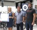 Bild: Hirsch
IHK-Geschäftsführer Manuel Lischka (links) überreichte Manuela, Martin und Johannes Bruckner (von links) eine Urkunde der Industrie- und Handelskammer.