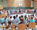 Bild: twi
Die dritten und vierten Klassen (stehend) singen den scheidenden Lehrerinnen (rechts, Mitte sitzend) ein Abschiedslied.