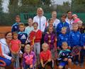 Bild: du
Gut angenommen wurde im Vorjahr die „Tennis-Olympiade“ der SpVgg-Sparte. Übungsleiterin Franziska Hammer (vorne, links) freute sich auch heuer wieder auf viele junge Tennis-Olympioniken ab 4 Jahren.