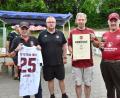 Bild: bey
FCN-Fanclub Vorsitzender Daniel Vater (Zweiter von links) freut sich über die Geburtstagsgeschenke von Dieter Altmann (links), die Urkunde zum Jubiläum von Georg Kraus und Club-Vertreters Karl Teblitzky (rechts).