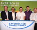 Bild: aun
Matthias Rascher (Dritter von links) und Christoph Vögerl (Vierter von links) von der DJK Utzenhofen bei der Pokalauslosung in Bad Wiessee mit Vertretern von Lotto Bayern und des Bayerischen Fußball-Verbandes.