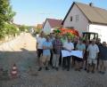 Bild: fg
Ortstermin des Ausschusses für Bau, Umwelt und Technik in der Moosweiherstraße. Zweiter Bürgermeister Josef Birner (Mitte mit Plan) informiert mit Bauamtsleiter Marin Beck (Dritter von links) und Mitarbeiter Thomas Dotzler (Vier von links). Das im Hintergrund sichtbare Teilstück soll noch im August mit der Tragteerschicht ausgestattet und befahrbar sein.