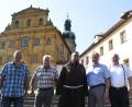 Bild: Petra Hartl
Das ist die neue Filialkirchenverwaltung am Mariahilfberg mit (von links) Paul Meyer, Herbert Schaller, Vorstand Pater Seraphin Broniowski, Kirchenpfleger Franz Mertel und Michael Koller.