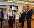 Bild: ds
Geschäftsstellenleiter Bernd Windisch, Helmut Pesel, Ludwig Heinl, Ernst Arnold, Vorstandsvorsitzender Frank-E. Kirchhof und Vorstandsmitglied Michael Sommer (von links) nach der Ehrung der drei treuen Mitglieder.