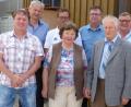 Bild: lgc
Zum 85. Geburtstag von Heimatforscher Josef Püttner (Vierter von rechts) würdigen im Beisein von dessen Ehefrau Karolina (Vierte von links) unter anderem (von rechts) Pater Adrian Kugler, Bürgermeister Gerhard Löckler, Hans Schmid sowie (von links) Martin Melchner, Reinhard Stopfer, Harald Schlöger und Michael Wiesnet dessen großes Engagement für Pfarrei und Gemeinde.