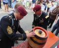 Bild: rn
Nach zwei leichten Schlägen fließt Bier für das 40. Bürgerfest.