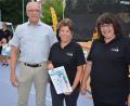 Bild: jr
Stellvertretender Turngau-Vorsitzender Bernt Rose überreicht das Qualitätssiegel „Gymwelt-Verein“ an TVW-Vorsitzende Silvia Stark (rechts) und Regina Gerl.