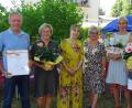 Bild: Dobmeier
Die Albert-Schweitzer-Grundschule sagt Adieu zu zwei Lehrern, die über 30 Jahre tätig waren: Karl Balk (rechts) mit Ehefrau Brigitte und Bernd Schuch (links) mit Ehefrau Ingrid. Rektorin Andrea Froehler und Rektorin a. D. Evelyn Dineiger verabschieden auch die Elternbeiratsvorsitzende Sabine Weiß.