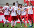 Bild: agentur_dpa
Regensburger Jubel: Sebastian Stolze (Zweiter von rechts) traf zum zwischenzeitlichen 2:0 für den SSV Jahn kurz nach der Pause.