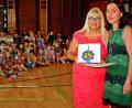Bild: R. Kreuzer
Schulleiterin Tanja Willax-Nickl (rechts) überreichte an Ingrid Meyer die Urkunde zum Abschied und einen "goldenen Orden" der Schule.
