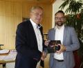 Bild: exb
Oberbürgermeister Kurt Seggewiß überreicht dem neuen Chef der Kriminalpolizei Weiden, Jürgen Dodell (rechts), eine Porzellantasse als Willkommensgeschenk.