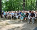 Bild: az
Viele Besucher nutzen die Gelegenheit, bei gutem Wetter den Gottesdienst auf dem Annaberg zu verfolgen.
