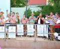 Bild: fjo
Eine tadellose Visitenkarte geben die "Eslarner Werkstattmusikanten" um ihren Chef Marco Procher (links) bei der Waidhauser Sommerserenade ab.