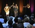 Bild: Petra Hartl
"Las Migas" nennt sich das
Flamenco-Quartett aus Barcelona. Die vier Musikerinnen sind begehrt, ihr neuestes Album, das sie an diesem Abend präsentierten, heißt auch so: „Quatro“.