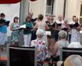 Bild: u
Mit seiner Sommerserenade bereitet der von Jana Müller dirigierte Gemischte Chor den Bewohnern des BRK-Seniorenheims St. Barbara, ihren Angehörigen und Freunden einen gelungenen Abend. Hans Meindl (hinten, Dritter von rechts) lockert die Liedvorträge mit heiter-nachdenklichen Geschichten auf.