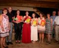 Bild: bey
Studiendirektorin Elke Kusche, Studiendirektor Roland Kusche, Leiter der Fachakademie (von links), Berufsschuldirektor Anton Dobmayer, Bürgermeister Rupert Troppmann und stellvertretende Landrätin Margit Kirzinger (von rechts) übergeben die Zeugnisse an die Jahresbesten Nadja Nows (1,47), Katharina Mack, Bianca Konz (beide 1,82) und Marina Bayreuther (1,86, mit Zeugnissen und Preisen, von links)
