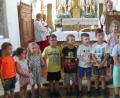 Bild: hl
Zu Beginn des Abschlussgottesdienst singen die Mädchen und Buben vor dem Volksaltar „Wir feiern heut ein Fest“.