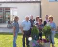 Bild: fm
Blumen sollen an verschiedenen Stellen in Neukirchen das Ortsbild aufhübschen, wünschen sich (von links) Gartenbauvereins-Vorsitzende Sigrid Titze, Bürgermeister Winfried Franz, Michael Heinz (Sparkasse), Kerstin Brüning (Verwaltungsgemeinschaft), Ursula Fuchs (Gartenbauverein), Karl Dunzer (Sparkasse) und Annemarie Kunert (Gartenbauverein).