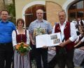 Bild: bö
Nach dreizehn erfolgreichen Jahren gibt Michael Schäfer den Dirigentenstab bei der Trachtenkapelle Hohenburg ab. Von links: Bürgermeister Florian Junkes, Anja Paulus, Michael Schäfer und Trachtenkapellenvorsitzender Markus Mitschke.