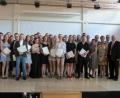 Bild: aks
Die Absolventen der Berufsfachschule für Musik mit Schulleiter Benedikt Boßle (rechts), Bürgermeister Michael Göth (Zweiter von rechts) und Gratulanten des Bezirkstages.