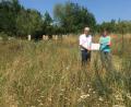 Bild: ibj
Mit einem Hinweisschild wollen Bürgermeister Bernhard Lindner und Martina Riedl auf das Projekt „BienenBlütenReich“ aufmerksam machen.