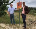 Bild: wec
Bürgermeister Josef Gilch und Landschaftsarchitekt Sigi Lösch bei der neu angelegten Blühfläche in Pittersberg.