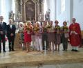 Bild: mma
Einige Frauen kümmern sich um die Friedhofskirche (von links): Pfarrgemeinderatssprecher Markus Hubmann, Kirchenpfleger Georg Münch, Anneliese Hofmann, Inge Huber, Fanny Bär, Gudrun Dotzler, Erika Rösch, Marga Fiedler, Irmi Schall, Hilde Zimniok und Pfarrer Christian Schulz. Die Helferin Hildegard Iberer fehlt auf dem Bild.