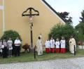 Bild: pi
Pfarrer Julius Johnrose segnet das von Kirchenpfleger Josef Meckl und Kunstmaler Reinhold Schultes restaurierte Missionskreuz.