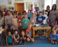 Bild: jr
Die Abschlussveranstaltung des Medienprojekts „growtogether 1.0“ fand im Foyer des Historischen Rathauses im Obergeschoss statt. Elf Kinder gestalteten ein Bilderbuchkino, dessen fünfminütige Filmsequenzen am Dienstagnachmittag Premiere feierte. Mit dabei waren (stehend von rechts) Projektleiterin Sandra Schug, Gabriela Paetzolt (Jugendmedienzentrum), Jürgen Preisinger und 2. Bürgermeister Stefan Grillmeier sowie die teilnehmenden Kooperationspartner, Eltern und Kinder.