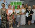 Bild: jr
Die Preisträger der Marktredwitzer Berufsfachschule für Altenpflege und Altenpflegehelfer: Im Bild von links Schulleiterin Monika Bötzl, Birgit Bayer, Lehrerin Katja Schneider, Anika Linnemannstöns, Jaqueline Hofmann, Ute Barthmann, Jane Kmeczova sowie die Lehrerinnen Stephanie Brunner und Daniela Flügel.