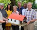 Bild: do
Aus Anlass des 80. Geburtstages überreichen Vertreter des Kapellenbauvereins und der katholischen Kirchenverwaltung an Bruno Uhl eine Miniaturausgabe der Apfelbacher Kapelle. Unser Bild zeigt (von links) den stellvertretenden Vorsitzenden des Kapellenbauvereins, Robert Held, Stadtpfarrer Thomas Jeschner, Vorstandsmitglied Michaela Hausner, Ingrid Uhl, Kirchenpfleger Norbert Braun, Pfarrer Paul und Jubilar Bruno Uhl.