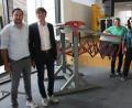 Bild: wro
Geplant und fertiggestellt wurde die doppelarmige Scherenmarkise von Fachschülern am Beruflichen Schulzentrum Wiesau. Vorgestellt und näher erläutert wurde sie von den Lehrern Thomas Diertl, Thomas Metzler, Uwe Heider, Robert Wolfrum und Jürgen Böckl (von links).