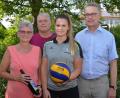 Bild: dob
Katharina Oikarinen lebt Volleyball und hat nun den C-Trainerschein Leistungssport erworben. Darüber freut sich am meisten Volleyballtrainer Bernhard Grosser (Zweiter von links). TV-Geschäftsführerin Manuela Völkl (links) und Volleyball-Abteilungsleiter Pertti Oikarinen gratulieren zum Erfolg.