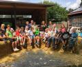 Bild: Michaela Graf
Die Klasse 1/2 c der Albert-Schweitzer-Grundschule Weiden auf dem Bauernhof der Familie Pausch in Frauenricht.