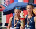 Bild: exb
Lotta Weiß (rechts) mit ihrer Partnerin Samira Winkler aus Regenstauf nach dem Gewinn der deutschen Meisterschaft.