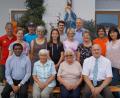 Bild: rkp
Zusammen mit ihrer Familie feierte Maria Elsner (vorne, Zweite von rechts) den 85. Geburtstag. Unter die Gratulanten mischten sich auch Bürgermeister Walter Schauer (vorne, rechts) und Pfarrer Antony Irudayaraj Durairaj.
