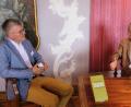Bild: do
Im Gespräch mit Thomas Englberger, dem Leiter der Internationalen Begegnungsstätte Kloster Speinshart, schildert Autorin Wolftraud de Concini die Beweggründe für ihr Buch "Klaras Schuhe".