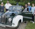 Bild: Petra Hartl
Dieses Werkstatt-Team hat den Oldtimer aufwendig und handwerklich perfekt restauriert. Von links Hans Hiltel, Werkstattleiter Harald Schmid, Sophie Weiß, Hermann Zahn und Arthur Fischer.