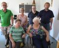 Bild: jzk
Zweiter Bürgermeister Hermann Schraml, Pfleger Stefan Müller, Tochter Monika und Sohn Michael (hinten von rechts) wünschen Anna Bayerl (vorne links) alles Gute zu ihrem 85. Geburtstag. Auch Anneliese König (vorne rechts) war zum Gratulieren gekommen.