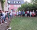 Bild: jzk
Nach dem Auszug aus der Kirche in den Pfarrgarten bilden alle einen großen Kreis, fassen sich an den Händen und beteten andächtig das Vaterunser. Wer Lust hat, kann noch bleiben und sich bei kühlen Getränken und Gebäck mit den anderen unterhalten.