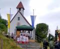 Bild: mmj
Vor der Anna-Kapelle in Schwarzach zelebrierte Pfarrer Michael Reitinger am Sonntag den Festgottesdienst zu Ehren der Heiligen Anna.