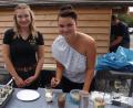 Bild: trj
Auch süße Nachspeisen, liebevoll zubereitet und serviert unter anderem von Sophie Bartmann und Eva Frischholz ließen sich die Besucher schmecken.(V.l.