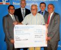 Bild: R. Kreuzer
Die Volksbank Raiffeisenbank überreicht für den Seniorennachmittag eine Spende von 2500 Euro mit (von links) Thomas Ludwig, Rainer Lukas, Alfons Heidingsfelder, Christian Weigert und Oberbürgermeister Kurt Seggewiß.