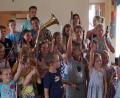 Bild: hir
Am Ende des Vorspielnachmittags der Stadtkapelle präsentierten die Nachwuchsmusiker stolz ihre Instrumente. Die Musiklehrkräfte Dominik Pflaum (hintere Reihe links), Carola Eckert (hintere Reihe Mitte) und Veronika Süß (Zweite von rechts) haben ganze Arbeit geleistet.