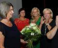 Bild: gf
Barbara Lanzinger (rechts) schlägt freudig die Hände zusammen und dankt für die vielen lobenden Worte und den blumigen Abschiedsgruß, den ihr ihre vier Stellvertreterinnen an der FU-Bezirksspitze (von links) Susanne Plank, Barbara Haimerl, Andrea Lang und MdL Sylvia Stierstorfer überreichen, die außerdem allesamt in ihren Vize-Ämtern bestätigt wurden.