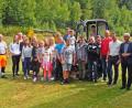 Bild: exb
Die beteiligten Schüler mit Schulleitung, Hausmeister, Bürgermeister Günther König (rechts) und den Mitarbeitern der Kassecker Gruppe.